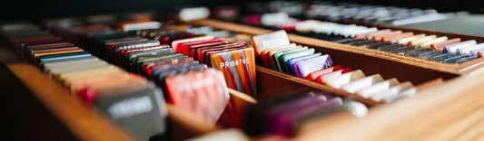 Het Grote Brillen Dilemma: Acetaat versus Geïnjecteerd Kunststof